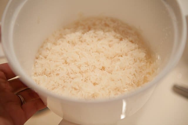 how to cook rice in microwave: measure raw rice: drain water