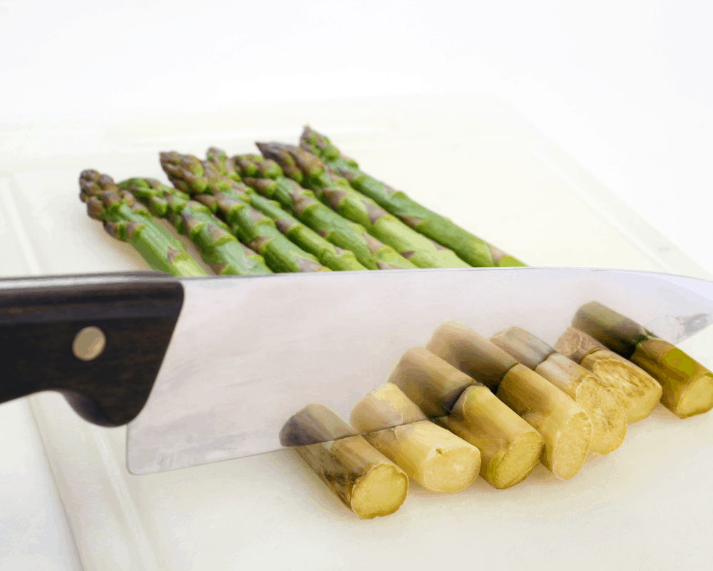 cutting end off asparagus 